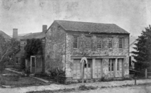 Une maison de brique à deux étages