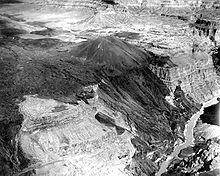 Masse sombre de couleur de la roche drapé sur le côté d'un canyon