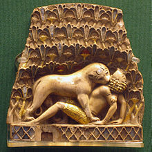 Square, la plaque jaune montrant un lion mordre dans le cou d'un homme couché sur le dos