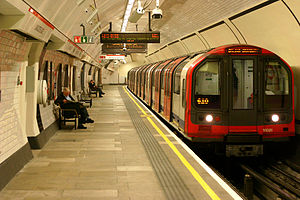 London Underground rame de métro à Lancaster Gate