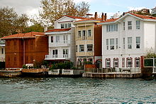 Maisons à deux et trois étages de couleur avec des quais et des balcons, construit directement sur le bord de l'eau