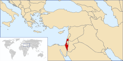 Carte politique du Moyen-Orient avec Israël en rouge. Un encart montre une carte du monde avec les bords de la carte principale décrites.