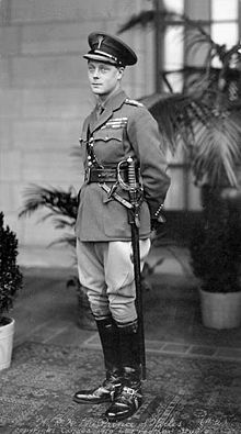 Edward est jeune, rasé de près et en uniforme militaire