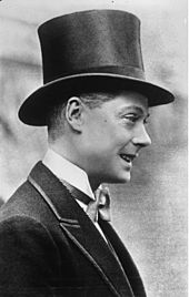 Edward portant un chapeau haut de forme et noeud papillon