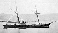 Petit navire de guerre sur mer plate, avec des cheminées se pencha en arrière.