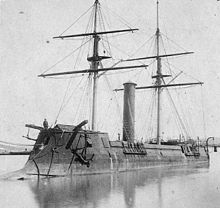 Grand navire de guerre, vu de la proue, avec protuding ram.