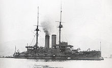 Grand navire de guerre avec la fumée sortant de la cheminée.