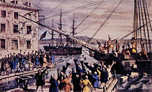Deux navires dans un port, l'un dans la distance. A bord, les hommes torse nu et portant des plumes dans les cheveux jettent caisses par dessus bord. Une grande foule, surtout des hommes, est debout sur le quai, agitant des chapeaux et des acclamations. Quelques personnes agitent leurs chapeaux des fenêtres dans un bâtiment voisin.