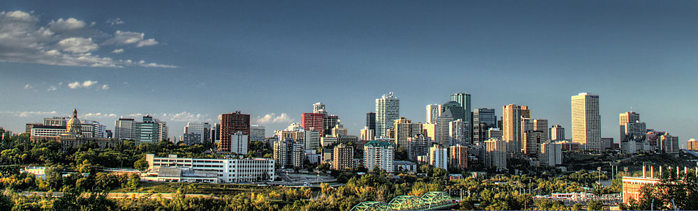 Panorama de l'horizon de Edmonton pris une journée d'automne montrant la Rossdale Power Plant de EPCOR déclassé et le pont Walterdale.
