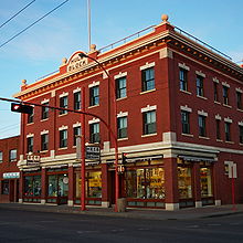 Brique bâtiments commerciaux le long de la 97e Rue.