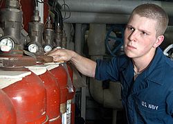 un voilier dans des combinaisons lingettes bas bouteilles de gaz rouges