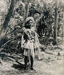 1900, Femme sur Funafuti, Tuvalu, alors connu sous le nom des îles Ellice