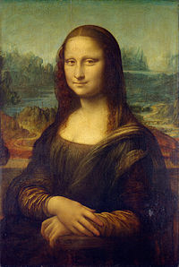 Portrait d'une jeune femme avec un sourire subtil, soigné et calme.