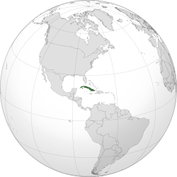 Carte politique de la région des Caraïbes avec Cuba en rouge. Un encart montre une carte du monde avec les bords de la carte principale décrites.