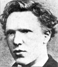Tête photo de l'artiste en tant que jeune homme rasé. Il a épaisse, mal peignés, cheveux ondulés, un front haut, et les yeux enfoncés avec une expression vigilante méfier.