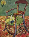 Une chaise à bascule en bois avec un couple de livres ouverts fixés sur le coussin de siège vert et jaune avec une bougie allumée dans un porte également sur le siège de la chaise. Sur le mur est une bougie allumée dans un support qui émet une lumière éclatante.
