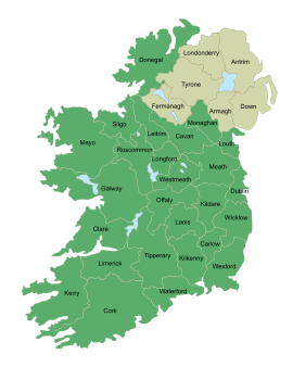 Une carte de l'Irlande montrant frontières de comté traditionnels et les noms avec les comtés d'Irlande du Nord de couleur tan, tous les autres comtés de couleur verte