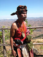 Homme en costume traditionnel, East Timor.jpg