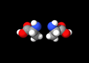 Animation de deux molécules d'image de miroir tournant autour d'un axe central.
