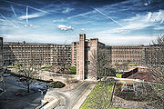 Panorama de um conjunto habitacional brutalista