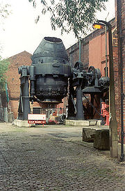 O Conversor Bessember localizado na Kelham Island Museum. O conversor está localizado dentro de uma antiga instalação industrial típico daqueles construídos durante a Revolução Industrial.