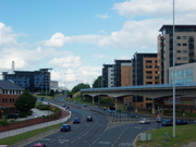 O início do Sheffield Parkway, como visto de Park Square, onde se encontra o Centro da cidade. A estrada, no centro, é de seis faixas de largura e leva para o desenvolvimento Parkway Edge (centro esquerda) onde a estrada se encontra com o Inner Ring Road. Para a esquerda é o viaduto Sheffield Supertram e além que um novo complexo de apartamentos.
