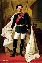 Um jovem em uma jaqueta militar escuro, calças de montaria, botas longas, e uma túnica de arminho volumosa. Ele usa uma espada ao seu lado, uma faixa, uma corrente e uma grande estrela. Principalmente escondida por seu manto é um trono, e por trás disso é uma cortina com uma crista com nome e título de Ludwig em latim. De um lado uma almofada segurando uma coroa senta-se em uma mesa.