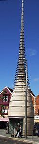 Uma torre de afilamento, com aros de metal ao redor da parte superior.