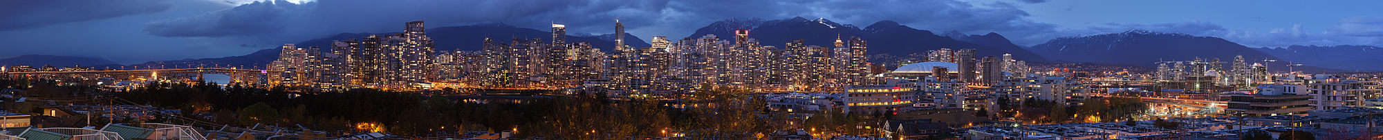 De alta resolução de um grande panorama skyline, bem iluminada à noite. A escala de montanha situa-se no fundo, e uma ponte é visível no lado esquerdo do panorama.