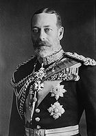 Pálido-eyed homem de barba grisalha de construção magro vestindo um uniforme e medalhas vestido