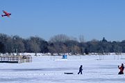 Pessoas pipas no Lago Harriet congelado e coberto de neve
