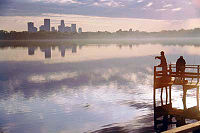 Skyline Downtown em vista sobre o lago Calhoun e sua doca
