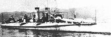 Pequeno navio de guerra visto de lado.