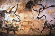 Um desenho de um touro de frente para a esquerda, no preto, em uma parede da caverna