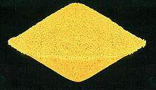 A areia-como o amarelo rhombic massa no fundo preto.