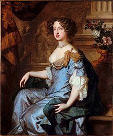Retrato de uma mulher com cabelos castanhos em um vestido azul-e-cinza