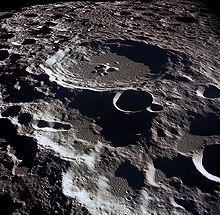 A superfície cinzenta, de muitos ridged do alto. A maior característica é uma estrutura rodeado circular com paredes laterais elevadas e um pico central inferior: toda a superfície até o horizonte está cheio de estruturas semelhantes que são menores e sobreposição.