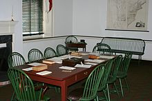 Foto de uma mesa com cadeiras.