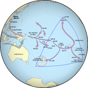 Um conjunto de setas apontam de Taiwan para a Melanésia Fiji / Samoa e, em seguida, para as Ilhas Marquesas. A população então se espalhou, algumas indo para o sul para a Nova Zelândia e os outros indo para o norte para o Havaí. Um segundo conjunto comece no sul da Ásia e terminar na Melanésia.