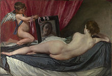 Pintura realista de uma mulher nua visto de trás, reclinada sobre um sofá. Ela está olhando para seu reflexo em um espelho realizada por uma criança alada.