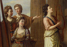 Detalhe de uma pintura, que mostra quatro mulheres vestidas em trajes clássicos de inspiração na frente de um pilar.