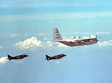 Harriers voando atrás de um avião-tanque