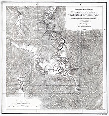 Um mapa de contorno velha que mostra o terreno montanhoso e um grande lago