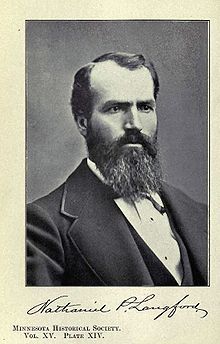 Um homem de meia-idade no vestuário formal com uma barba