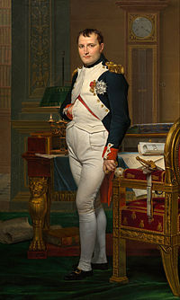 Retrato cheio do comprimento de Napoleão em seus quarenta anos, em uniforme de gala azul militar de alta patente branco e escuro. Ele fica no meio rico em carga mobiliário do século 18, com papéis, e olha para o espectador. Seu cabelo é estilo Brutus, cortada perto, mas com uma pequena franja na frente, e sua mão direita está escondido em seu colete.