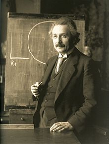 Einstein 1921 por F Schmutzer.jpg