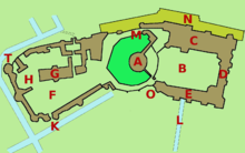 Um mapa esquemático, com partes verdes escuras do castelo em um fundo verde claro, locais individuais marcado em letras vermelhas.