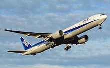 Decolagem de aeronaves. Opinião de quarto de ascendente aeronaves no céu, com o trem de pouso ainda implantado.