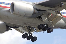 Seção barriga aeronaves. Vista próxima de motores, trem de aterragem descido e retalhos de controle em ângulo.