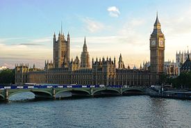 O Palácio de Westminster, com Elizabeth Tower e Ponte de Westminster visto do outro lado do rio Tamisa